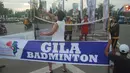 Dua orang bermain bulu tangkis dalam rangka promosi BanKaltim Indonesia Open (BIO) Grandprix Gold Badminton Championships, di Simpang Empat Mall Lembuswana Samarinda, Kaltim. (Antara)