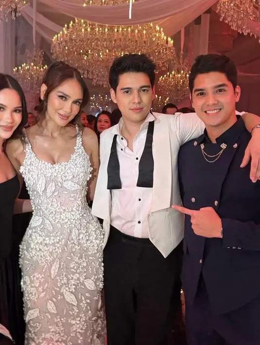 Alyssa tampil sleek dalam strapless dress hitam simpel namun elegan. Al Ghazali menghadirkan sentuhan budaya lewat beskap navy dengan bros emas yang mencuri perhatian. Kombinasi modern dan tradisional ini membuat mereka terlihat standout tanpa harus berteriak. [@alghazali7].