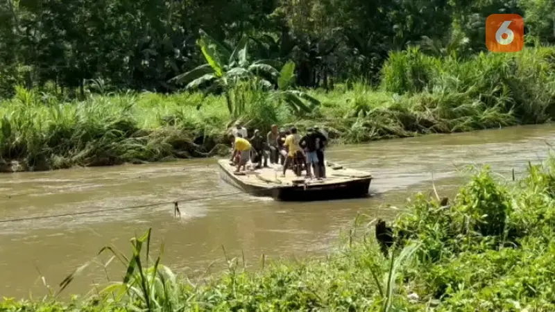 Masyarakat Sukomade Banyuwangi menyebrang dengan menggunakan gatek karena akses jalan menuju desa sebrang terputus akibat banjir (Hermawan Arifianto/Liputan6.com)