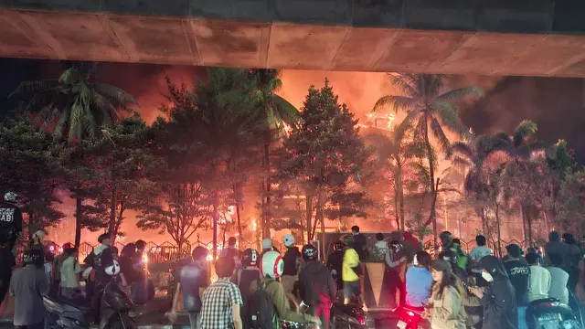 Kericuhan terjadi di depan Kantor DPRD Kota Makassar, Jalan AP Pettarani, Kota Makassar Sulawesi Selatan, pada Jumat (29/8/2025) malam, semakin meluas. Imbasnya gedung para anggota tersebut terbakar.