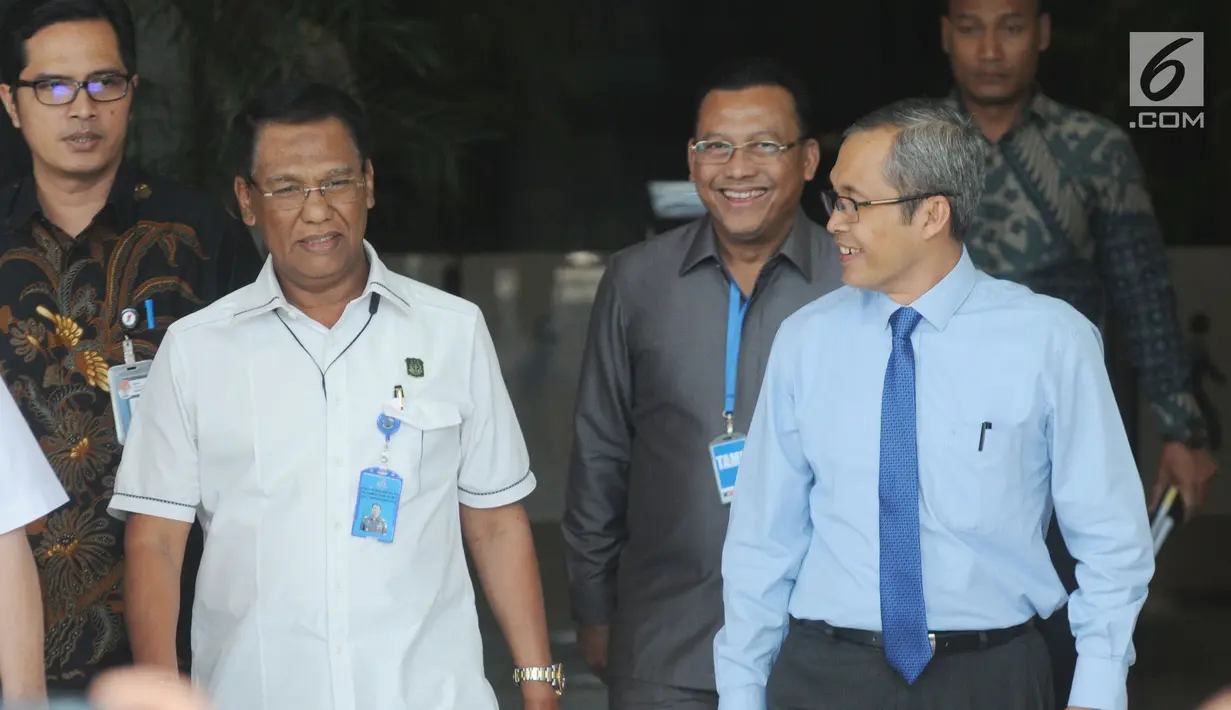 Jaksa Agung Muda Pengawasan Muhammad Yusni dan Wakil Ketua KPK, Alexander Marwata  usai penyerahan tersangka OTT Jaksa Satriawan Sulaksono di KPK, Jakarta, Rabu (21/8/2019). Satriawan diserahkan ke KPK terkait kasus suap proyek PUPKP Kota Yogyakarta TA 2019. (merdeka.com/Dwi Narwoko)