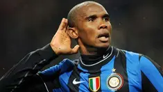 Gaya khas striker Inter Milan asal Kamerun, Samuel Eto'o seusai menjebol gawang AS Roma dalam lanjutan Serie A yang digelar di San Siro Stadium, 8 November 2009. Hasil akhir 1-1. AFP PHOTO / GIUSEPPE CACACE