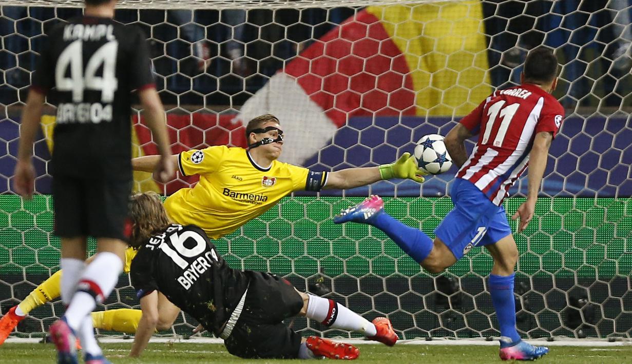 Kiper Leverkusen, Bernd Leno menghalau bola sepakan pemain Atletico Madrid, Angel Correa pada leg kedua Babak 16 Besar Liga Champions di Vicente Calderon stadium, Madrid,  Rabu (15/3/2017). Atletico lolos dengan agregat 4-2. (AP/Daniel Ochoa de Olza)