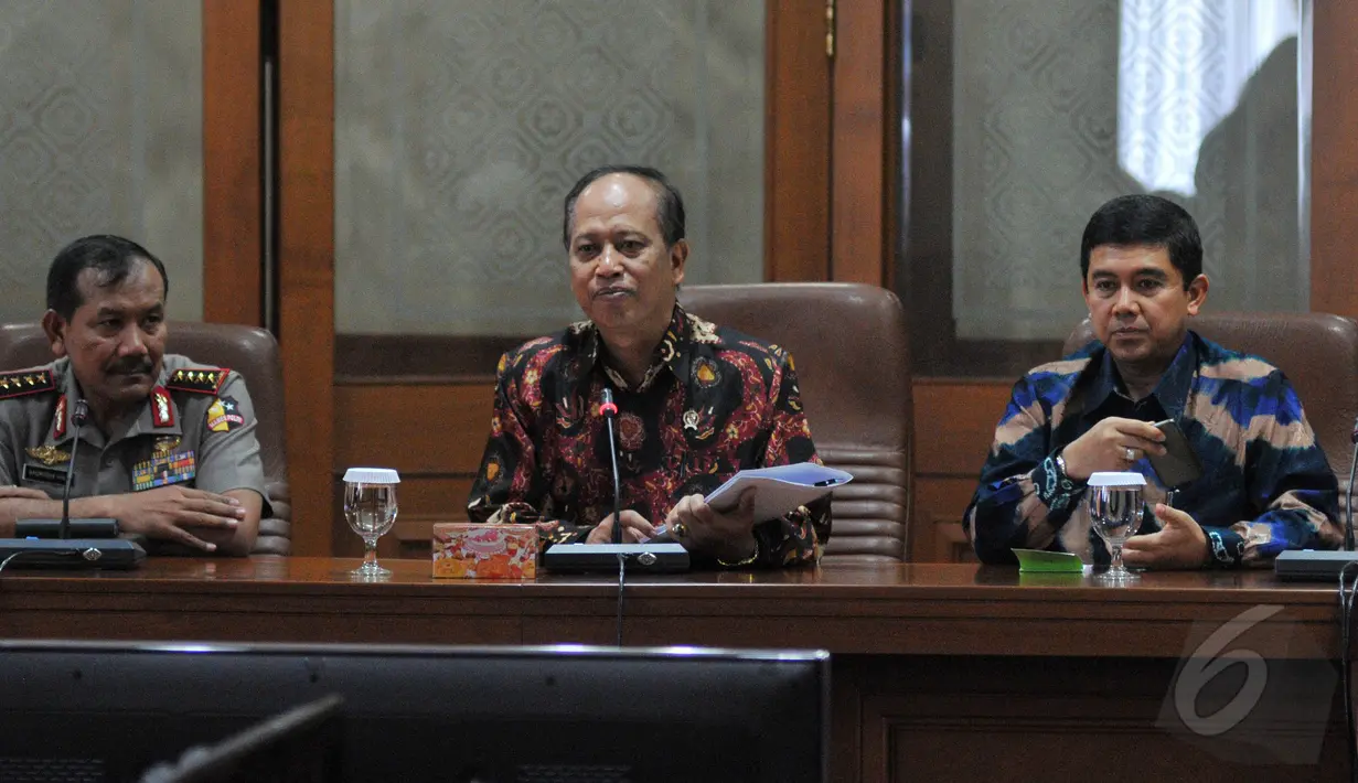 Menristek Mohammad Nasir (tengah) menggelar konferensi pers bersama Kapolri Badrodin Haiti (kiri) dan Menteri PAN-RB Yuddy Chrisnandi (kanan) terkait penemuan perguruan tinggi ilegal, Jakarta, Selasa (26/5/2015). (Liputan6.com/Herman Zakharia)