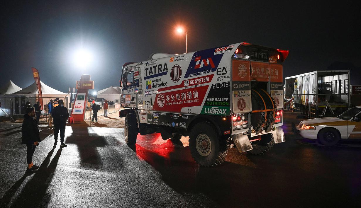 Peserta tiba di pintu masuk bivak di Hail pada akhir Tahap 1A Dakar 2022 antara Jeddah dan Hail di Arab Saudi, pada 1 Januari 2022. (AFP/Franck Fife)