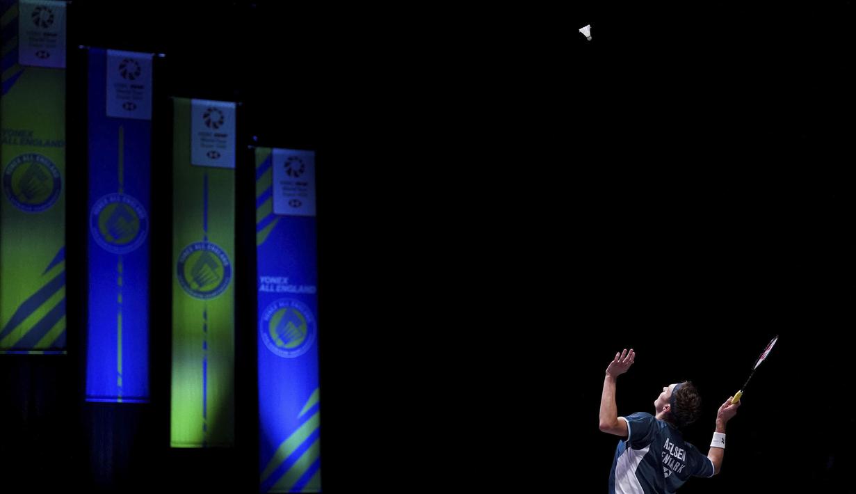 Pebulu tangkis tunggal putra Denmark, Victor Axelsen bersiap mengembalikan kok ke arah pebulu tangkis Indonesia, Anthony Sinisuka Ginting pada laga perempat final All England 2024 di Utilita Arena Birmingham, Inggris, Jumat (15/03/2024). (AP Photo/PA/Bradley Collyer)