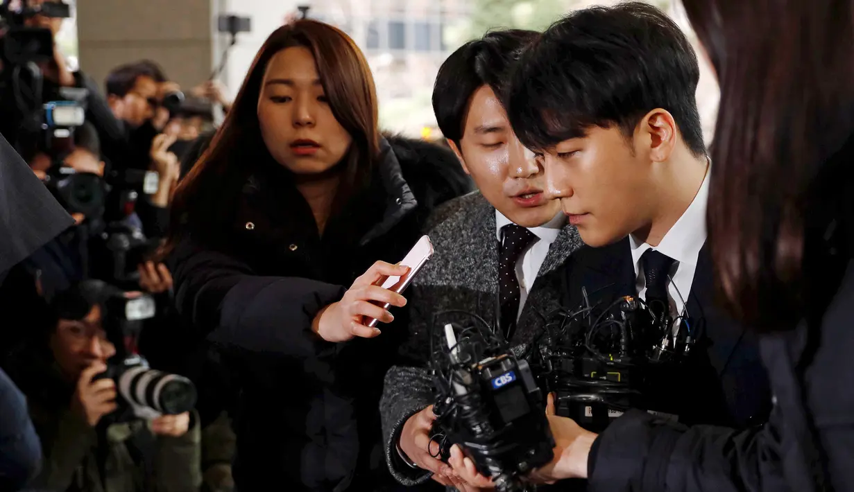 Kpop Idol, Seungri yang terlibat kasus dugaan suap layanan seksual tiba di Kantor Polisi Metro Seoul, Kamis (14/3). Seungri tiba dengan didampingi seseorang yang kemungkinan adalah pengacaranya. (REUTERS/Kim Hong-Ji)