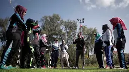 Wanita Palestina mendengarkan instruksi pelatih sebelum memulai sesi latihan bisbol di Khan Younis, Jalur Gaza, 19 Maret 2017. Sekelompok wanita muda muslim mencoba olahraga bisbol sebagai hiburan. (AP Photo/Khalil Hamra)