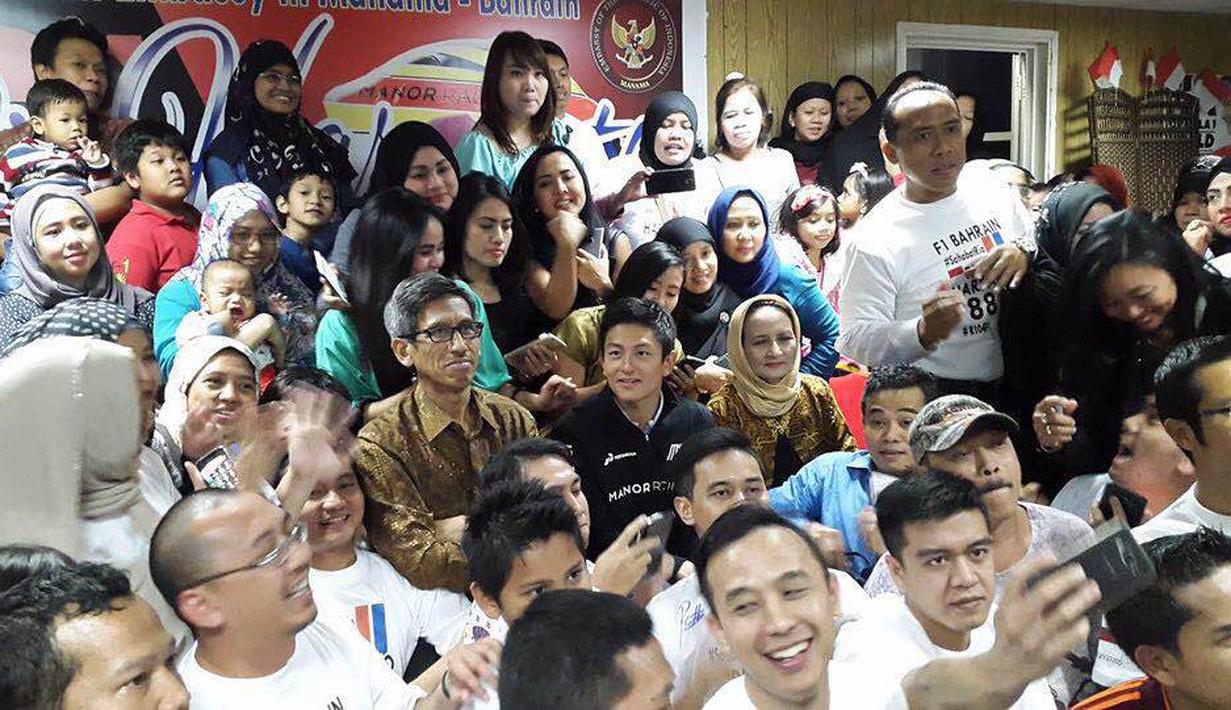 Sekitar 200-an WNI berbondong-bondong datang ke Kantor KBRI Manama, Rabu (30/3/2016) malam waktu setempat, untuk bertemu dan memberikan suntikan semangat kepada pebalap F1 Manor Racing tersebut. (Bola.com/(Istimewa/Andri Hartanto)