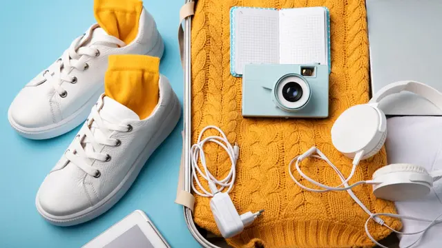 Trik Packing Hemat Tempat, Manfaatkan Ruang Kosong di Dalam Sepatu
