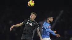 Penyerang Empoli, Andrea Pinamonti dan penyerang Napoli, Lorenzo Insigne melompat saat berebut bola dalam laga pekan ke-17 Serie A Liga Italia di Stadion San Paolo pada Senin (13/12) dini hari WIB. Napoli tumbang di markas sendiri saat menjamu Empoli, 0-1. (Alessandro Garofalo/LaPresse via AP)