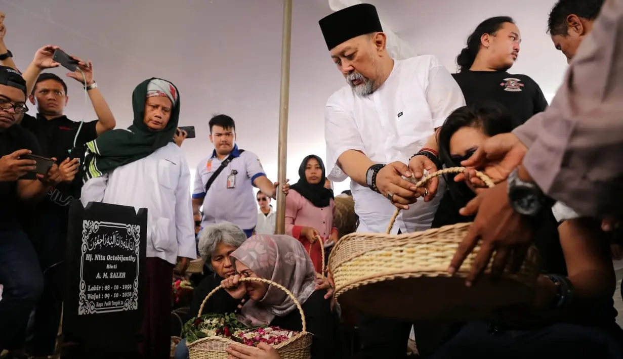 Suasana pemakaman Istri Indro Warkop. (Adrian Putra/Fimela.com)