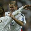 Zinedine Zidane. Real Madrid mendatangkannya dari Juventus pada awal musim 2001/2002 dengan mahar senilai 77,5 juta euro dan bertahan selama 5 musim hingga pensiun di akhir musim 2005/2006. Total 227 laga, ia menorehkan 48 gol dan 69 assist yang berujung 1 trofi UCL dan LaLiga. (AFP/Javier Soriano)