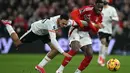 Gelandang Nottingham Forest, Callum Hudson-Odoi (kanan) berebut bola dengan pemain Liverpool, Trent Alexander-Arnold selama pertandingan pekan ke-21 Premier League 2024/2025 di The City Ground, Nottingham, Inggris, pada Selasa 14 Januari 2025 waktu setempat atau Rabu (15/1/2025) dini hari WIB. (Paul ELLIS/AFP)
