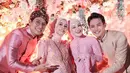 Lalu ada pula Dinda Hauw mengenakan kebaya pink dengan model lengan terompet dipadukan kerudung pink polos. Rey Mbayang pun mengenakan beskap coklat. [@rey_mbayang]