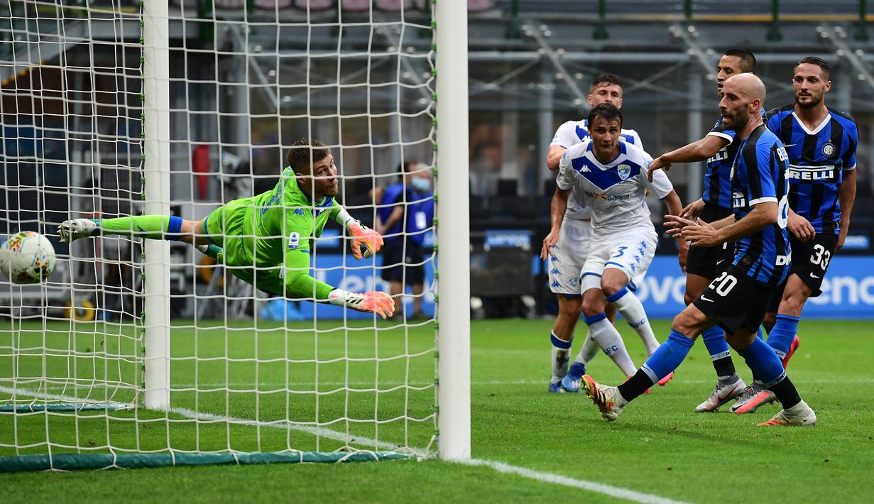 Bek Inter Milan, Danilo D'Ambrosio, berusaha mencetak gol ke gawang Brescia pada laga lanjutan Serie A pekan ke-29 di Giuseppe Meazza, Kamis (2/7/2020) dini hari WIB. Inter Milan menang 6-0 atas Brescia. (AFP/Miguel Medina)