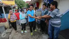 Bakal calon gubernur DKI Jakarta Sandiaga Uno menyapa warga Meruya Utara, Jakarta, Minggu (15/5/2016). Sandi terus mengunjungi warga Jakarta untuk bersosialisasi dan mengenalkan diri. (Liputan6.com/Faizal Fanani)