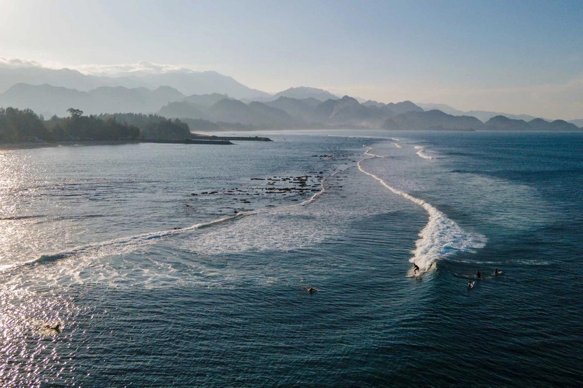 FOTO: Pesona Ombak Pantai Lhoknga Menarik Peselancar Dunia