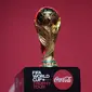 Trofi Piala Dunia FIFA Qatar dipamerkan saat Trophy Tour by Coca-Cola kick-off hari ini dengan first stop event di Dubai, Uni Emirat Arab, Kamis (12/5/2022). (AP Photo/Kamran Jebreili)