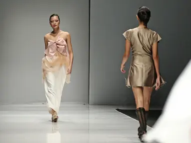 Sejumlah model berjalan diatas catwalk membawakan rancangan Jeffry Tan yang berkolaborasi dengan shampo Serasoft di Jakarta Fashion Week (JFW) 2018 di Senayan City, Jakarta, Selasa (25/10). (Liputan6.com/Herman Zakharia)