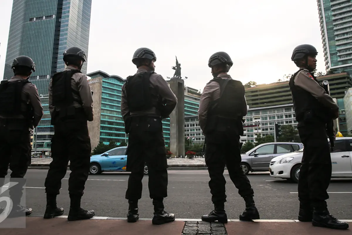 20151224-Anggota-Brimob-Berjaga-saat-Natal-Jakarta-FF