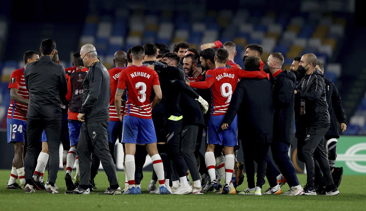Para pemain Granada dan ofisial tim merayakan kelolosan mereka ke babak 16 Besar Liga Europa meskipun kalah 1-2 dari Napoli dalam laga leg kedua babak 32 Besar di San Siro Stadium, Kamis (25/2/2021). (LaPresse via AP/Alessandro Garofalo)