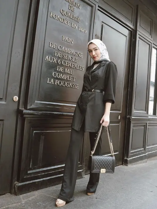 Untuk tampilan formal ke kantor, bisa sontek gaya Melody Prima berikut ini. Kombinasikan blazer dan pants warna hitam dengan belt. Untuk hijab, kamu bisa pilih hijab bermotif dengan warna yang lebih cerah. (Instagram/melodyprima).