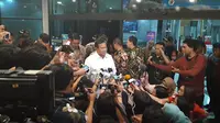 Prabowo Subianto menjenguk Wiranto di RSPAD Gatot Soebroto. (Radityto Priyasmoro/Liputan6.com)