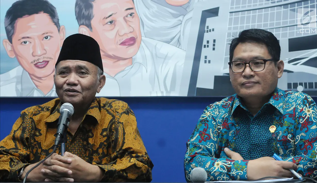 Ketua KPK Agus Rahardjo (kiri) memberi keterangan bersama Ketua LPSK Abdul Haris Semendawai, Jakarta, Selasa (17/4). Melalui nota kesepahaman, LPSK dan KPK memperbarui kerja sama perlindungan saksi tindak pidana korupsi. (Liputan6.com/Helmi Fithriansyah)
