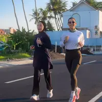 Momen kebersamaan keduanya dibagikan melalui Instagram Story dan langsung mencuri perhatian karena penampilan sporty mereka yang tetap fashionable. [@jenniferbachdim].