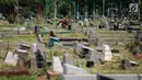 Petugas makam membersihkan area pemakaman di Tempat Pemakaman Umum (TPU) Utan Jati, Jakarta, Kamis (11/1). Pemprov DKI Jakarta menyiapkan anggaran Rp 400 miliar untuk pengadaan lahan makam TPU pada tahun ini. (Liputan6.com/Faizal Fanani)