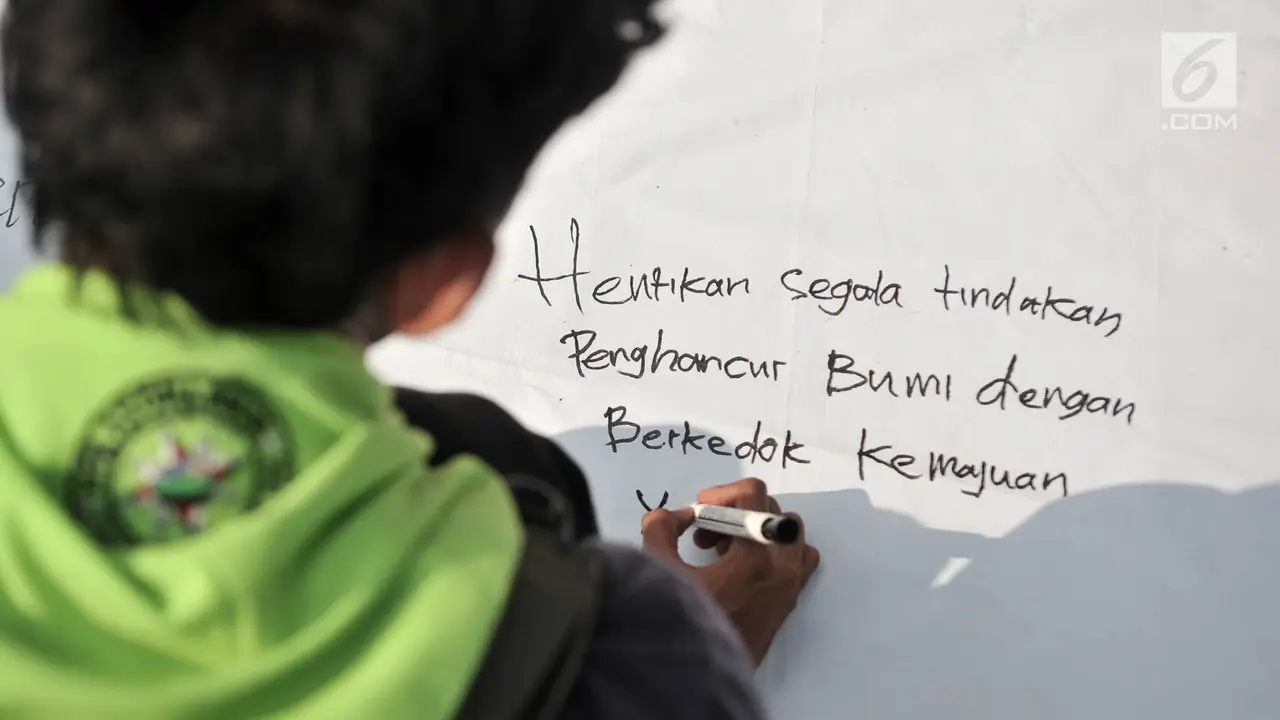 Bendera Merah Putih Raksasa Warnai Peringatan Hari Bumi di Bundaran HI