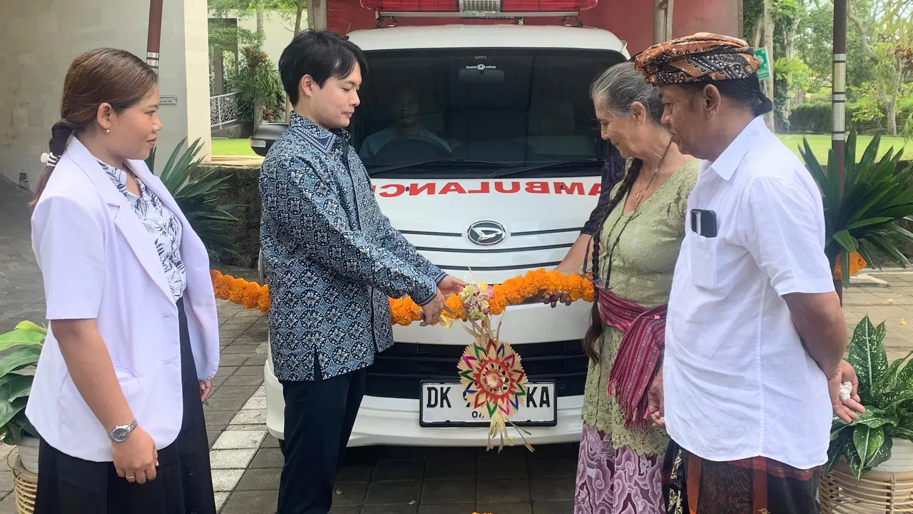 Serah terima ambulans buatan jepang di Desa Mas, ‎Kecamatan Ubud, Kabupaten Gianyar, Provinsi Bali, melalui Bantuan Hibah Grassroots untuk Keamanan ‎Manusia dari Pemerintah Jepang.