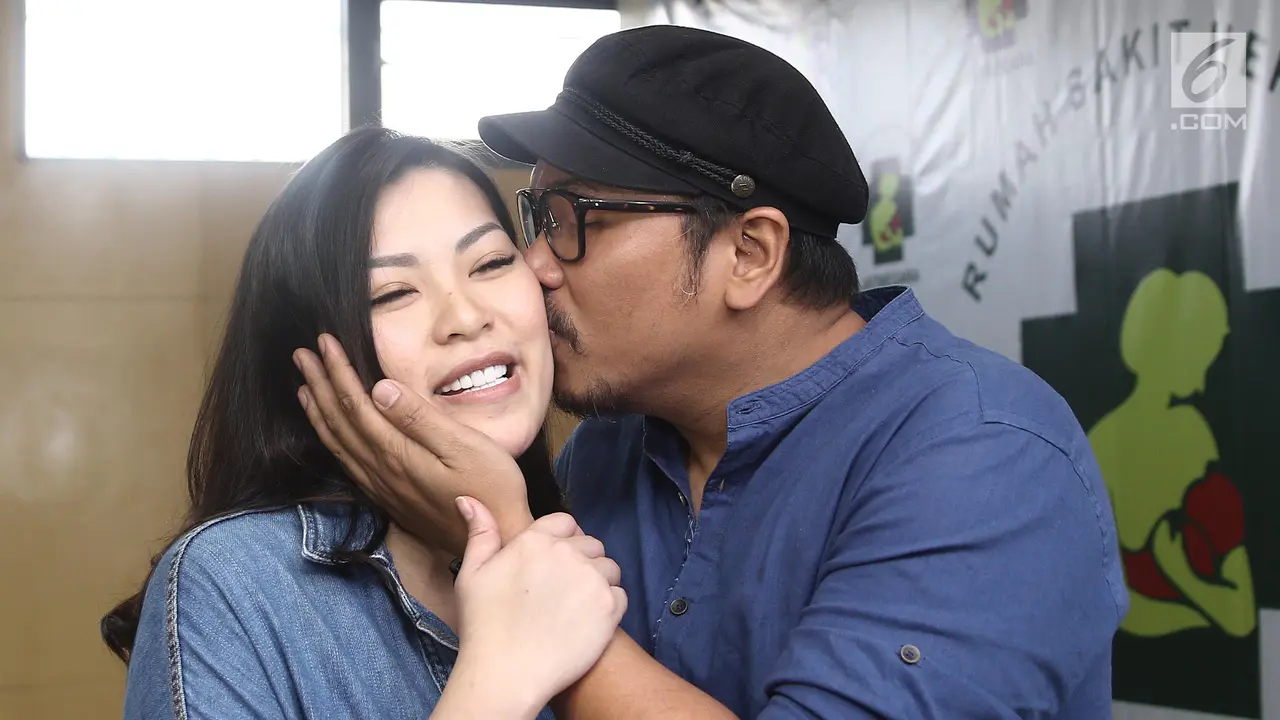 Senyum Bahagia Sammy Simorangkir Tunjukkan Potret Anak Pertama