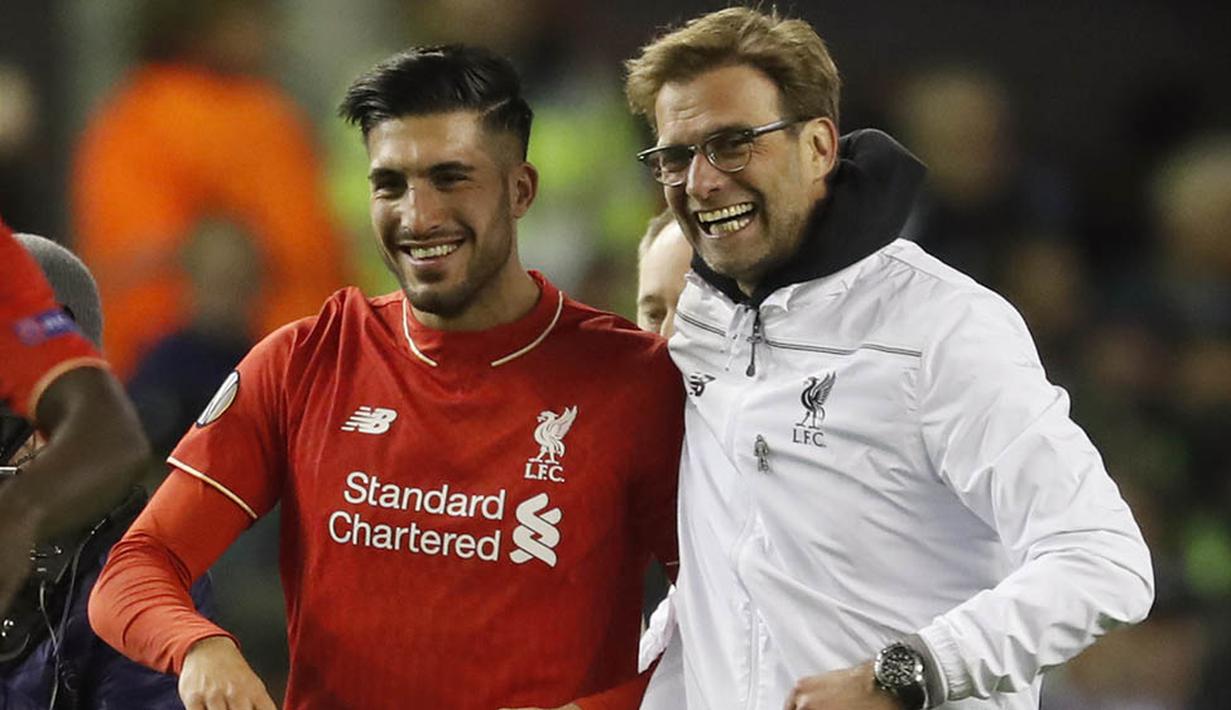Pelatih Liverpool, Juergen Klopp, tertawa bersama gelandangnya Emre Can usai menaklukan MU pada ajang Liga Europa. Tidak ada jarak antara sang pelatih dan anak asuhnya. (Reuters/Phil Noble)