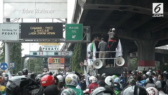 Buruh melakukan demonstrasi kenaikan UMR di depan pintu tol Rawamangun. Akibatnya kemacetan panjang tidak bisa dihindari pengguna jalan.