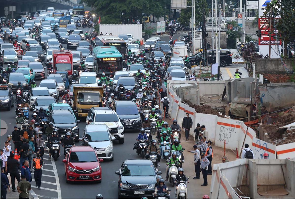 FOTO: Macet Horor di TB Simatupang, Gubernur DKI Ultimatum Proyek Galian Rampung Oktober