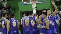 Pebasket Satria Muda merayakan kemenangan atas NSH Jakarta pada laga semi final IBL 2019 di GMSB Kuningan, Jakarta, Minggu (10/3). Satria Muda menang 72-48 atas NSH Jakarta. (Bola.com/M Iqbal Ichsan)