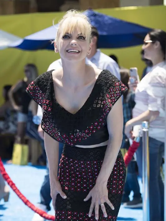 Melansir Ace Showbiz, Allison Janney, yang merupakan partner Anna di CBS' comedy "Mom" mengungkapkan kekagumannya pada Anna. Menurutnya, Anna adalah wanita yang tegar dalam menghadapi masalah. (AFP/Valerie Macon)