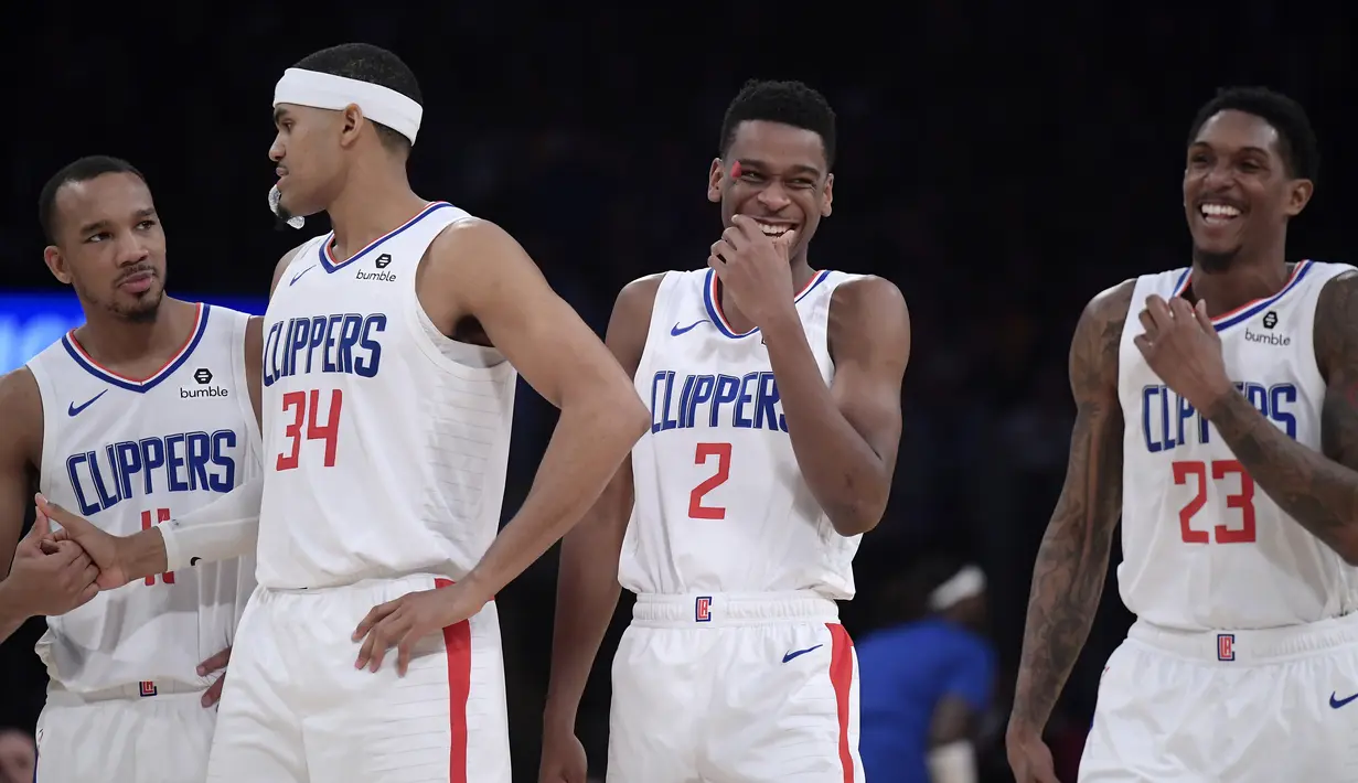 Pebasket  Los Angeles Clippers, tampak bahagia usai mengalahkan LA Lakers pada laga NBA di di Staples Center, Sabtu (29/12). Los Angeles Clippers menang 118-107 atas LA Lakers. (AP/Mark J. Terrill)