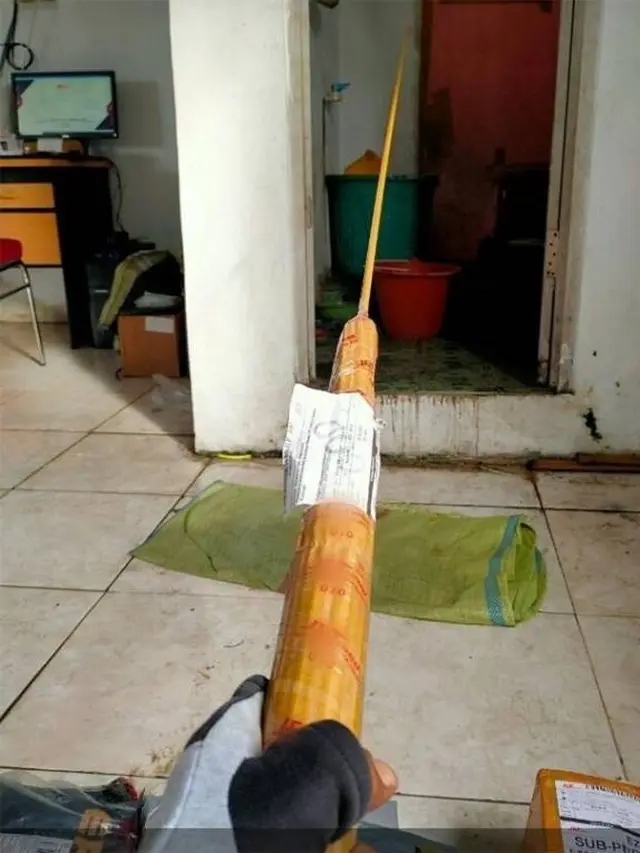 10 Bentuk Nyeleneh Bungkus Paket Ini Bikin Penasaran Isinya