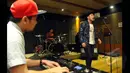 Eros Tjokro mengaku belajar menyanyi secara otodidak, Studio AB, Jakarta. Foto diambil pada Selasa (27/1/2015). (Liputan6.com/Faisal R Syam)
