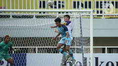 Pemain Persela Lamongan, Malik Risaldi (tengah) berebut bola dengan pemain Persita Tangerang, Syaeful Anwar dalam match day ketiga BRI Liga 1 2021/2022 di Stadion Pakansari, Bogor, Jumat (17/9/2021). Tim Pendekar Cisadane menang tipis 1-0 atas Persela Lamongan. (Bola.com/Ikhwan Yanuar)