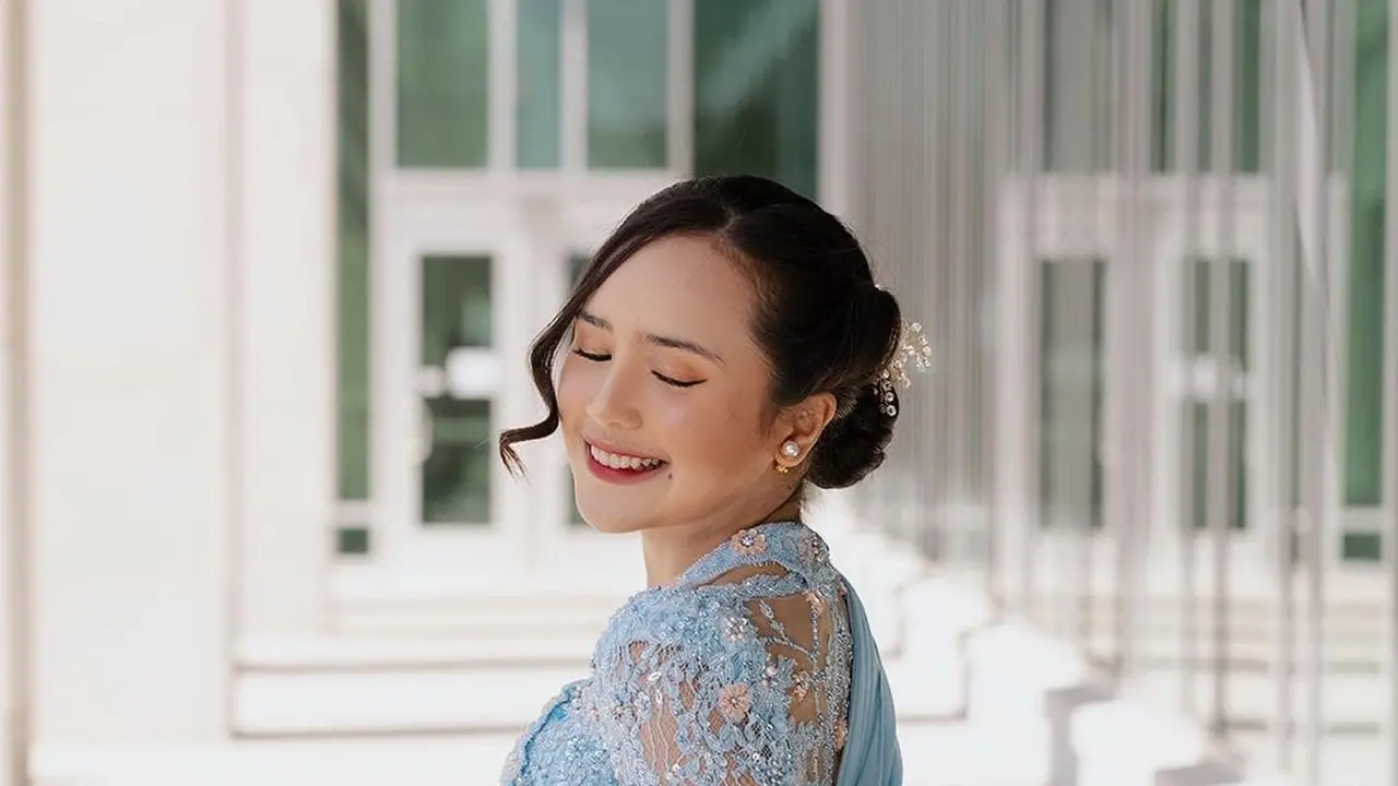 Potret Cantik Beby Tsabina Kenakan Kebaya Wisuda Sky Blue, Tampilan Anggun ala Perempuan Indonesia