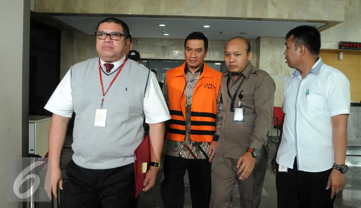 Bupati Rokan Hulu, Suparman mengenakan rompi tahanan usai menjalani pemeriksaan di gedung KPK, Jakarta, Selasa (7/6). (Liputan6.com/Helmi Afandi)