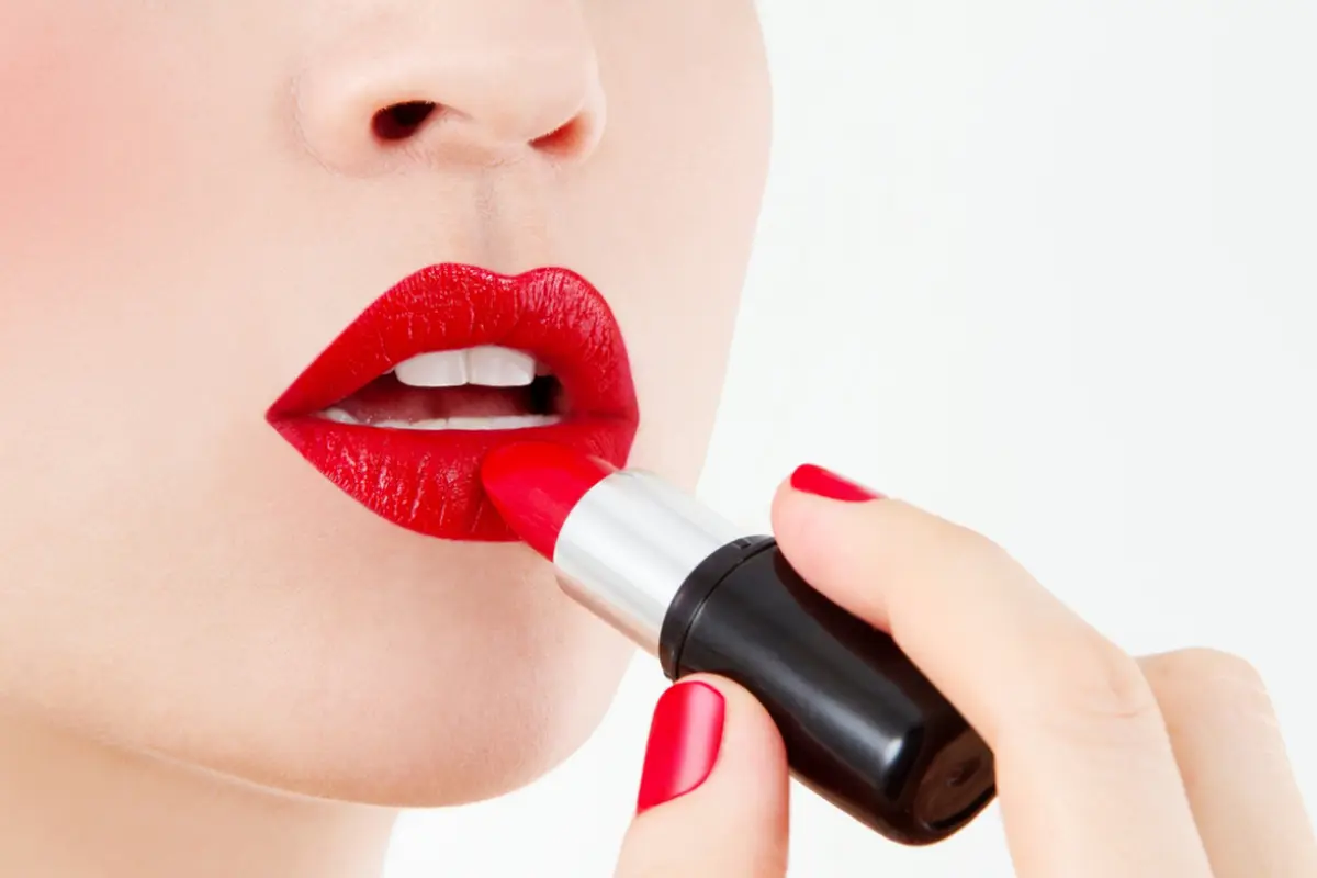 Trik Jitu Ini Bikin Lipstik Tahan Lama Seharian