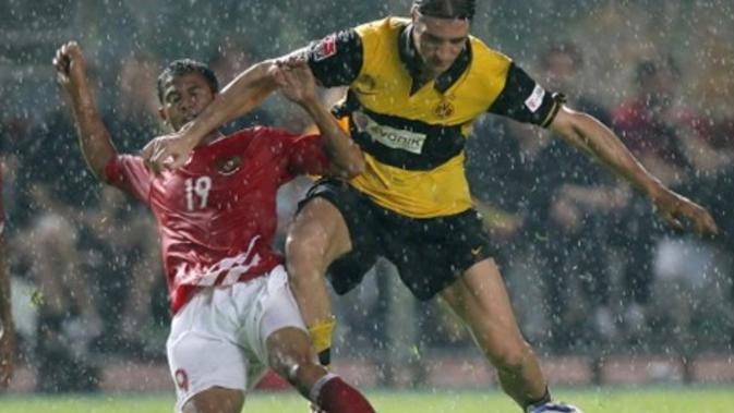 M. Ilham penggawa Liga Indonesia Selection berebut bola dengan salah satu pemain Borussia Dortmund. (Bola.com/FIFA)