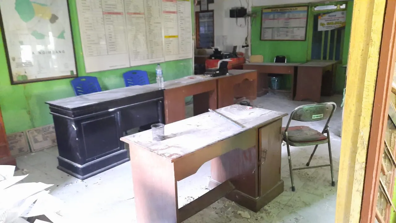 Warga merusak balai desa Ngimbang Tuban. (Ahmad Adirin/Liputan6.com)