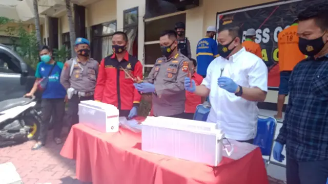 Kepolisian Daerah (Polda) Gorontalo berhasil mengamankan pelaku pencurian Aki Tower Telkomsel, yang digasak dari tower yang tersebar di beberapa Daerah di Provinsi Gorontalo. (Arfandi Ibrahim/Liputan6.com)