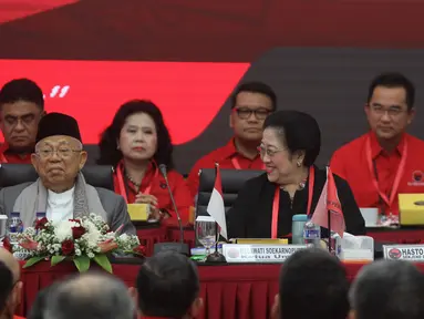 Ketua Umum PDI Perjuangan Megawati Soekarnoputri (tengah) bersama bakal calon wakil presiden Ma'ruf Amin (kiri) dan Sekjen PDIP Hasto Kristiyanto (kanan) saat Rakornas PDIP di Kantor DPP PDIP, Jakarta, Sabtu (1/9). (Liputan6.com/Herman Zakharia)